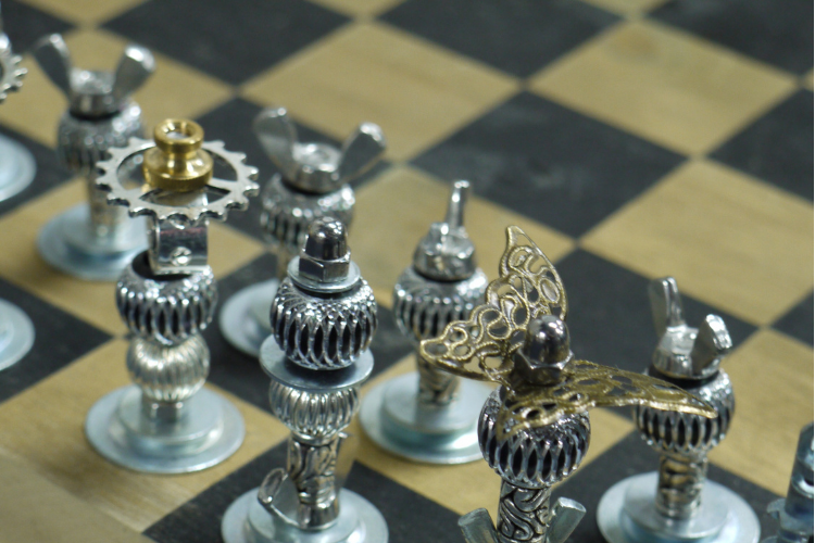 Pieces d'échecs en laiton pour décorer son salon